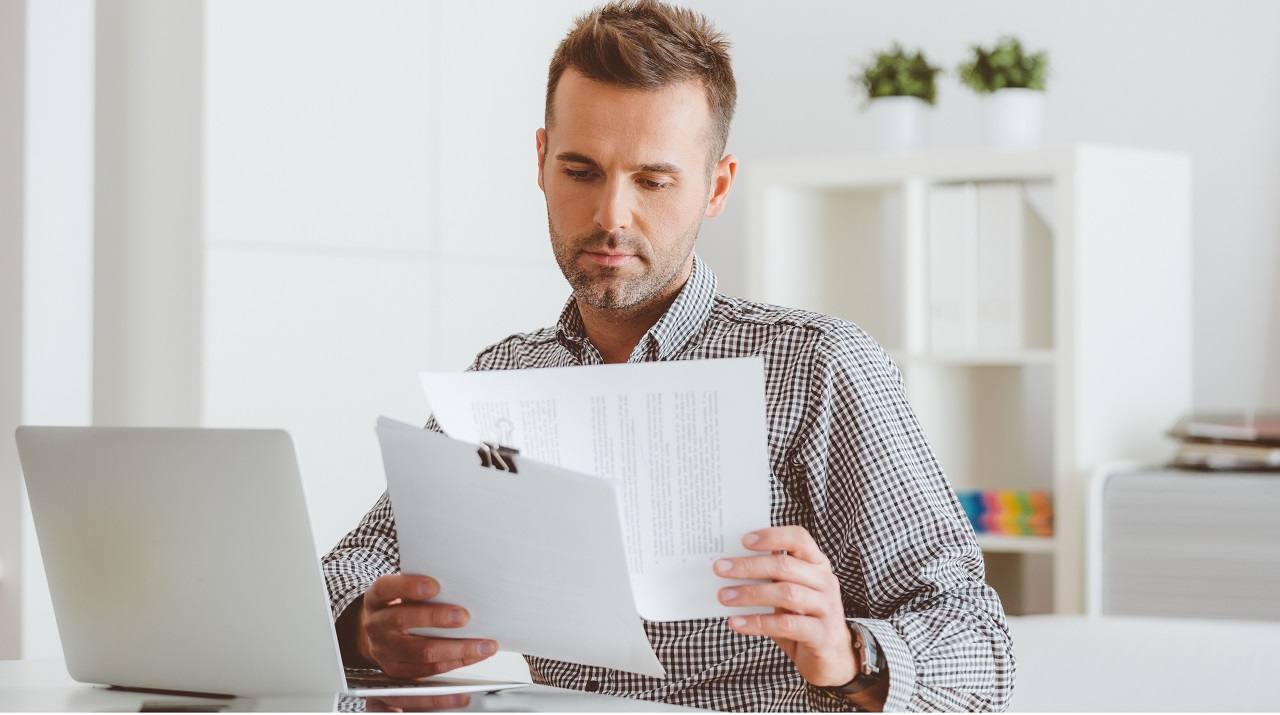 мъж, който чете документи