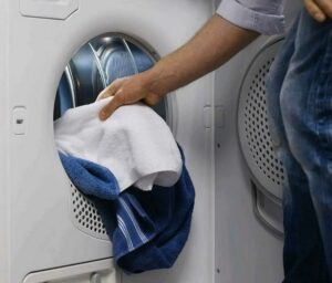 Зареждане на пране в сушилнята